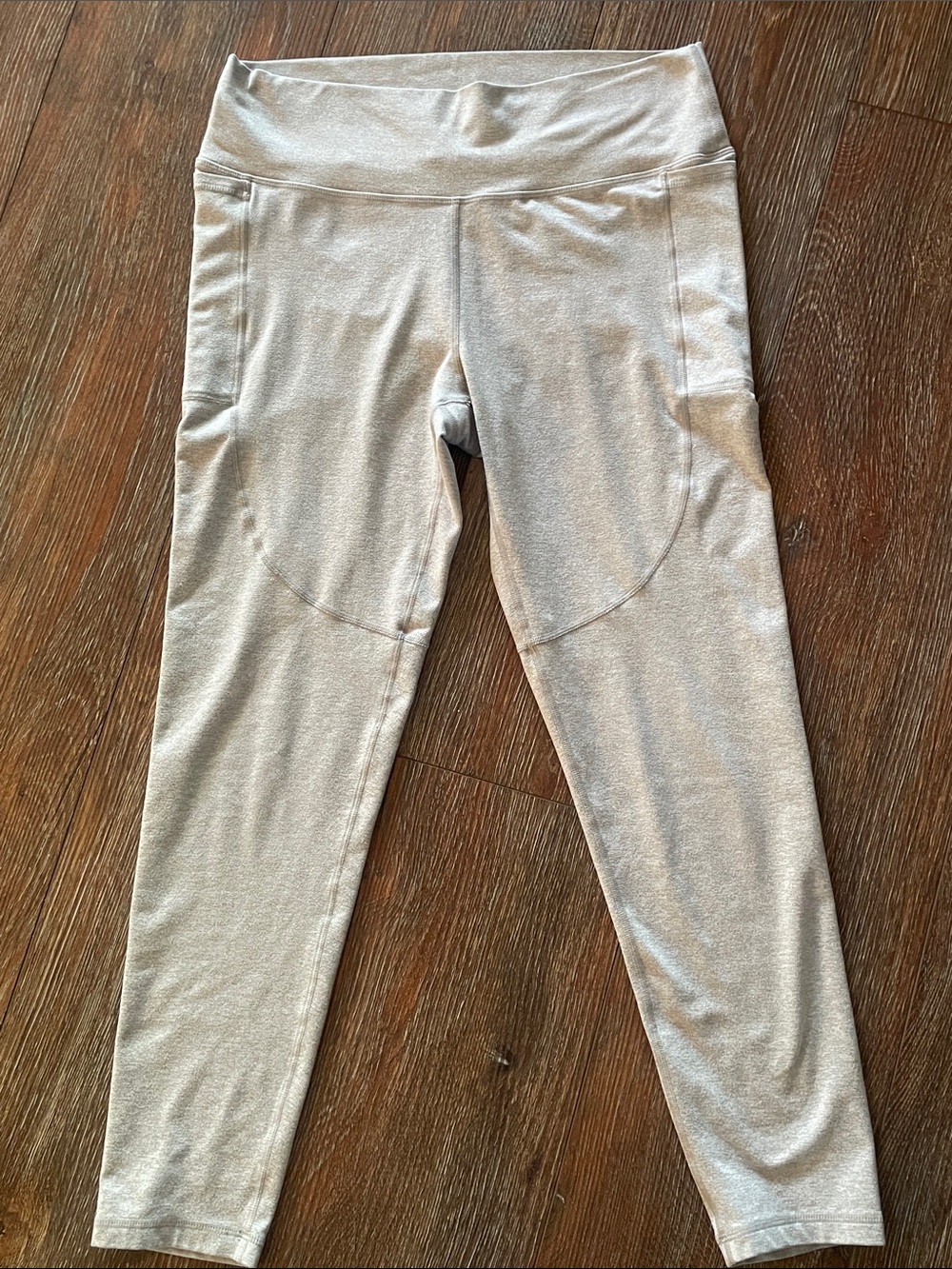 Vuori Women’s Light Grey Leggings, size medium